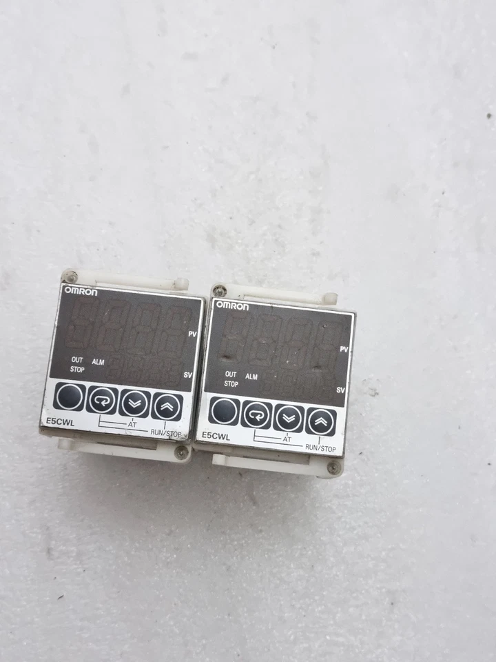 LOT OF 2PCS Omron E5CWL-Q1TC Temperature Controller 100 to 240 Vac E5CWLQ1TC